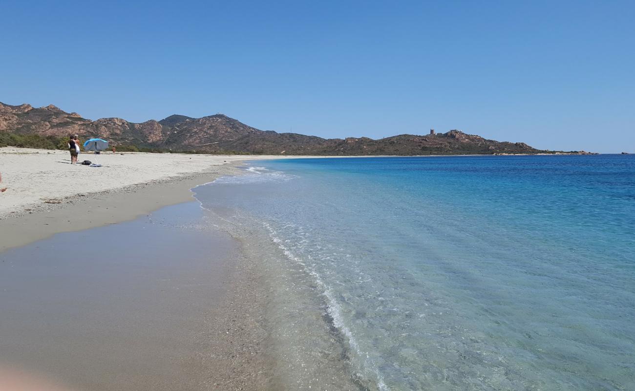 Photo de Porto Corallo avec sable beige fin de surface