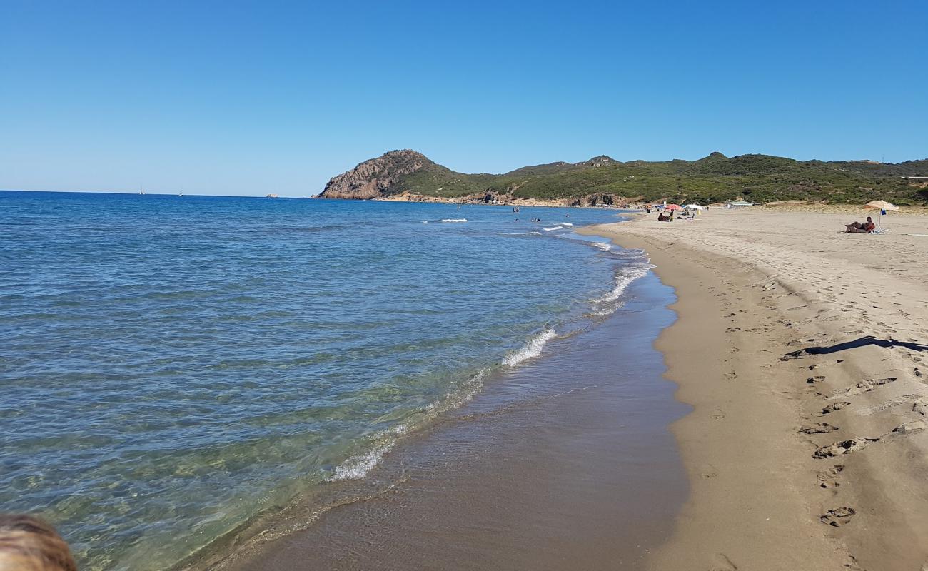 Photo de Spiaggia di Feraxi avec sable fin gris de surface