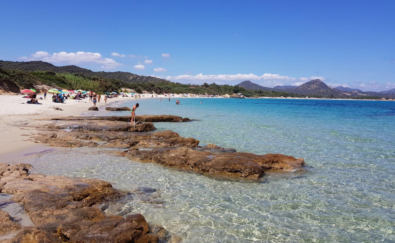Photo de Plage de Sant'Elmo avec sable beige de surface