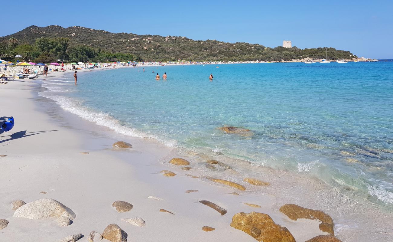 Photo de Plage de Cala Pira avec sable fin et lumineux de surface