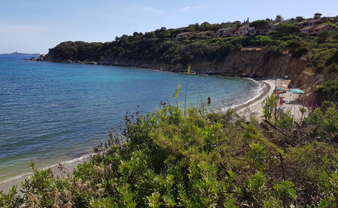 Photo de Porto Luna avec sable beige de surface