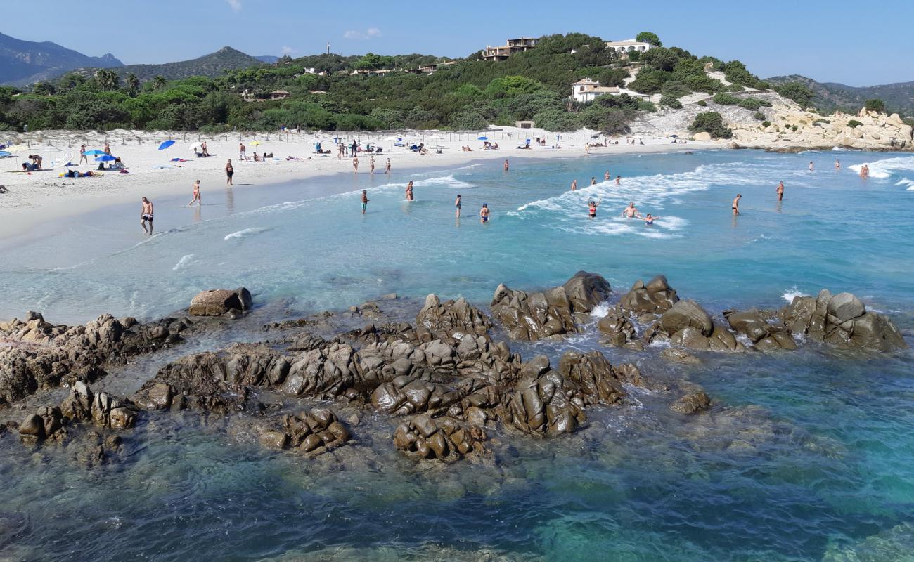 Photo de Plage de Porto Giunco avec sable blanc de surface