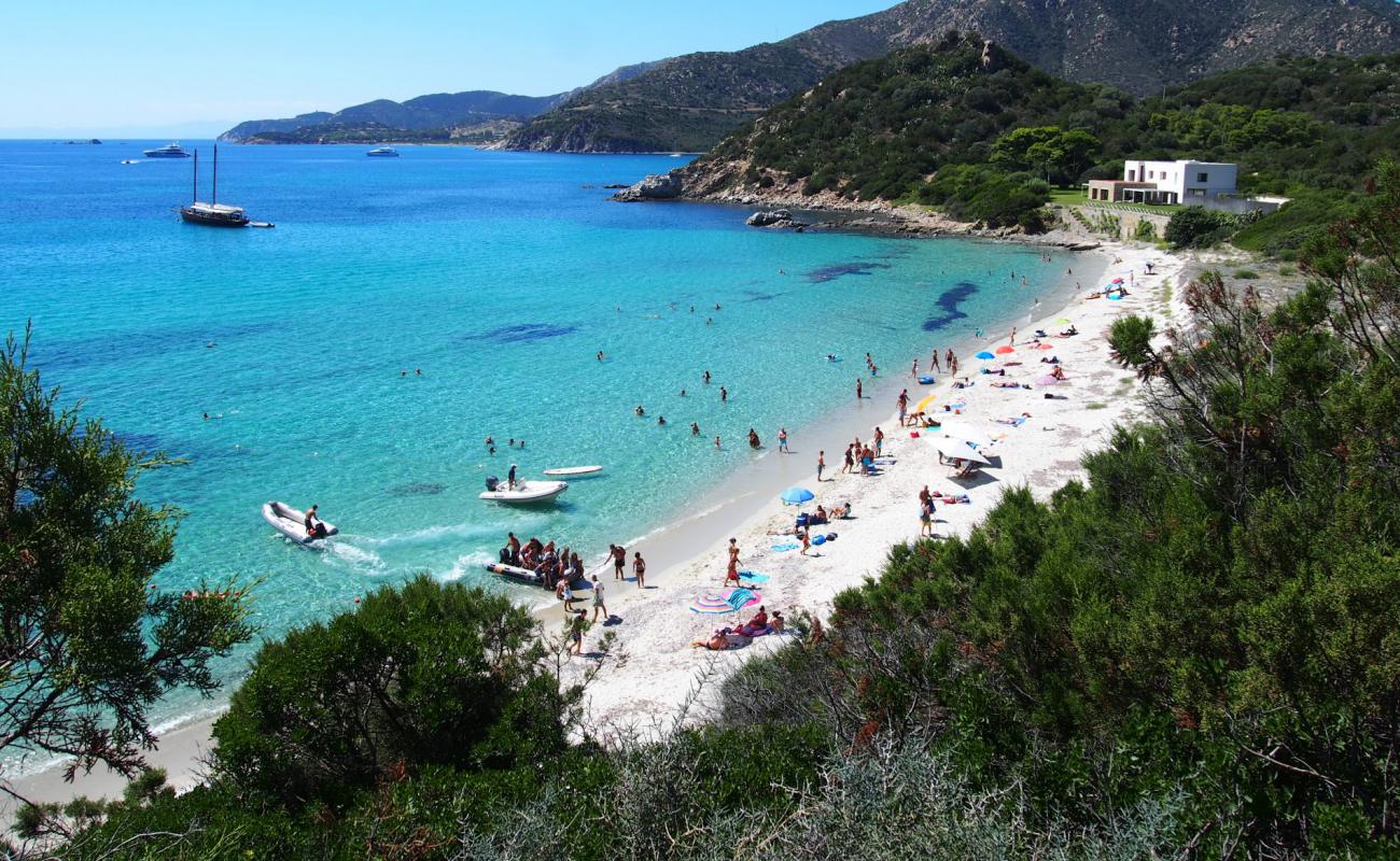 Photo de Plage de Cuccureddus avec sable beige de surface