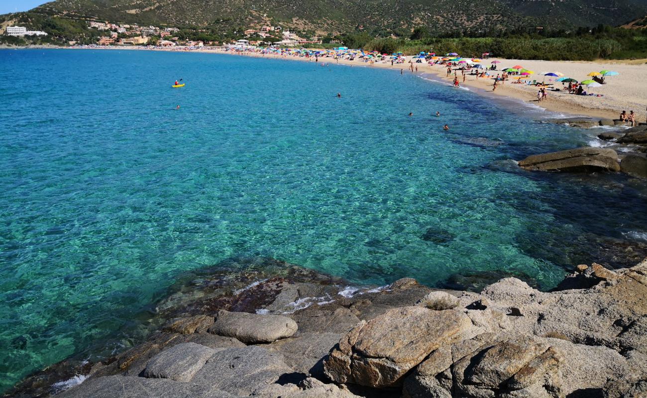 Photo de Plage de Solanas avec sable fin et lumineux de surface