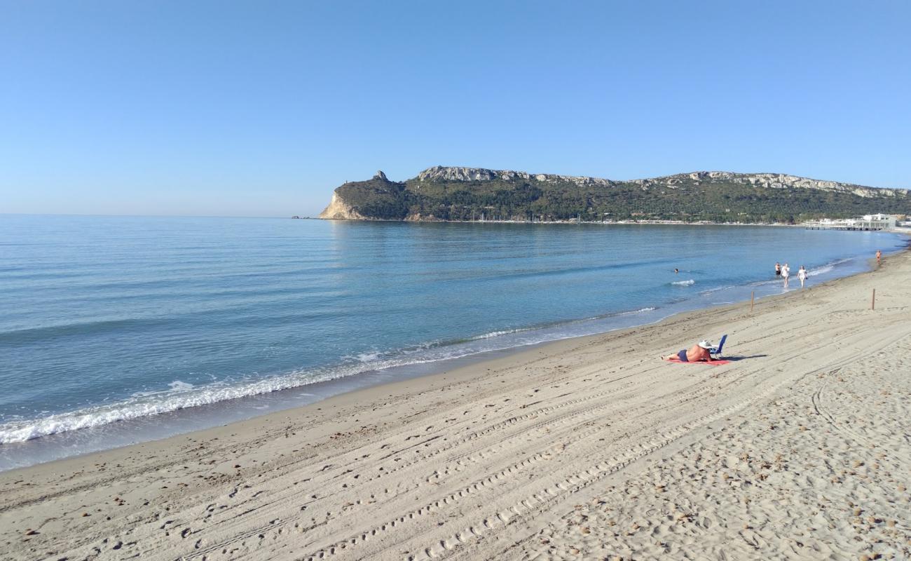 Photo de Plage de Poetto avec sable fin et lumineux de surface