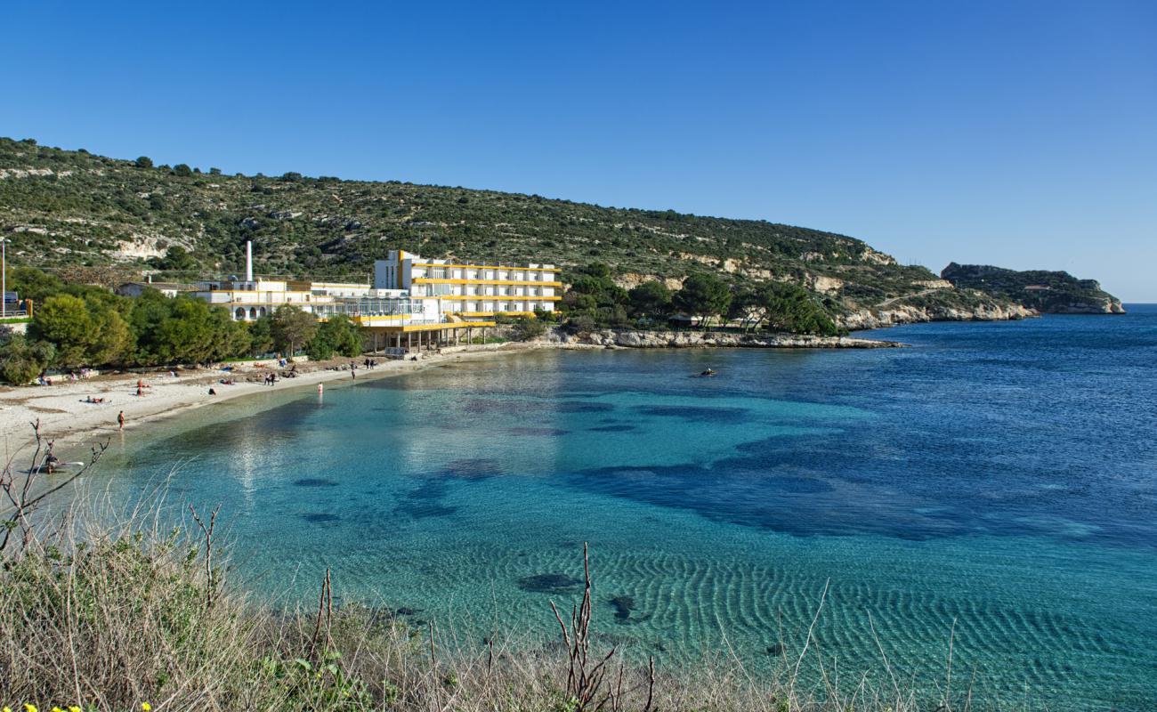 Photo de Cala Bernat II avec sable fin et lumineux de surface