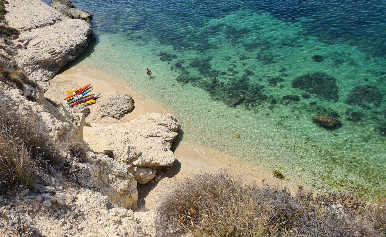 Photo de Cala Bernat avec sable clair avec caillou de surface