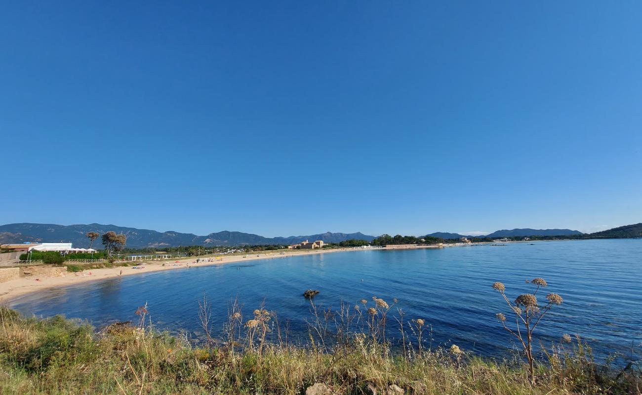 Photo de Spiaggia di Nora avec sable blanc de surface
