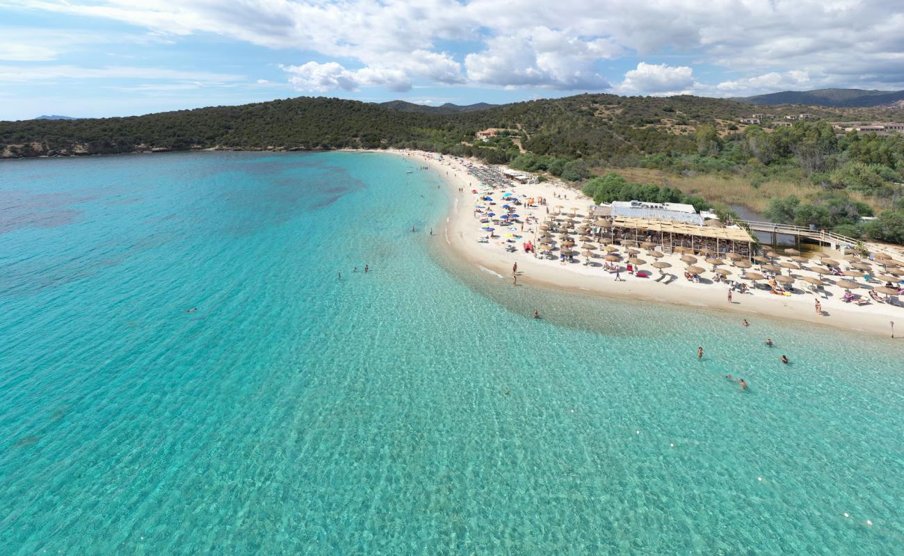 Photo de Plage de Tuerredda avec sable fin et lumineux de surface