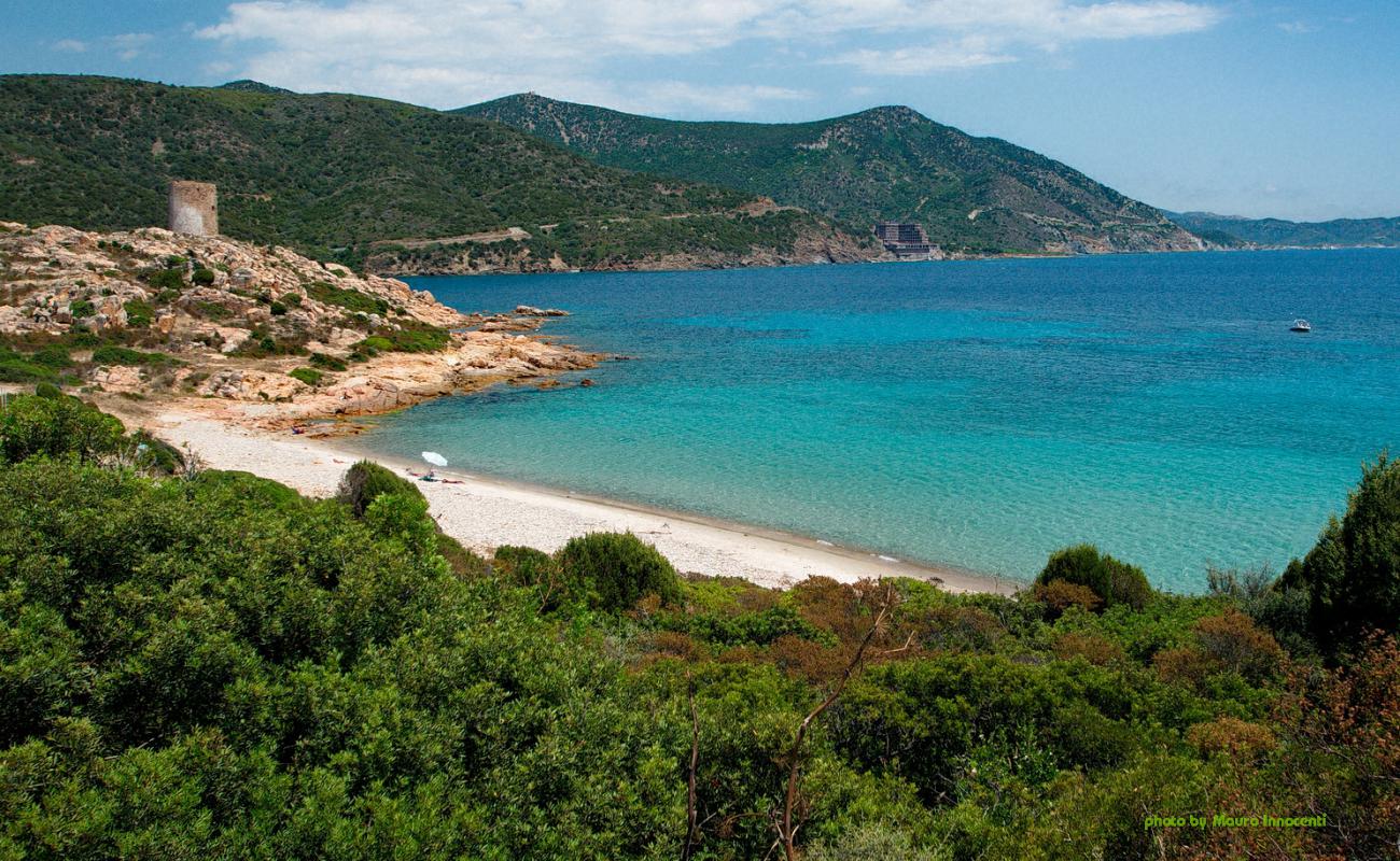 Photo de Spiaggia Torre del Budello avec sable beige & galets de surface