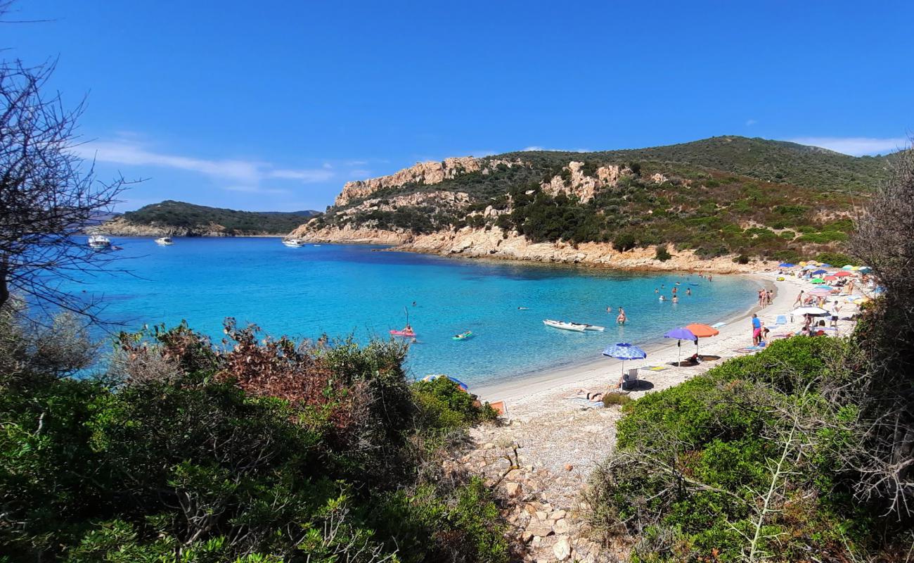 Photo de Plage de S'ortixeddu avec sable beige fin de surface