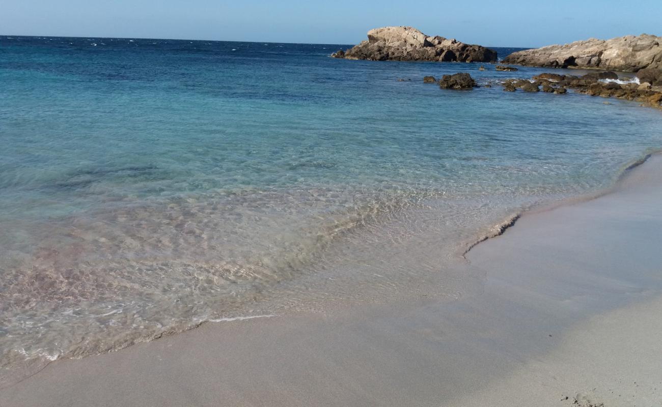 Photo de Porto Pineddu Beach avec sable gris de surface