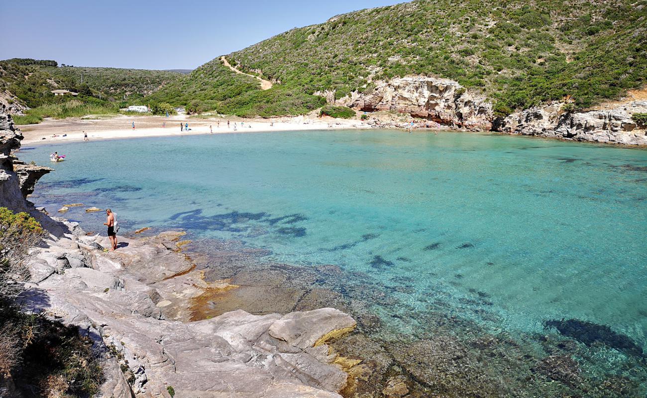 Photo de Plage de Cala Lunga avec sable lumineux de surface