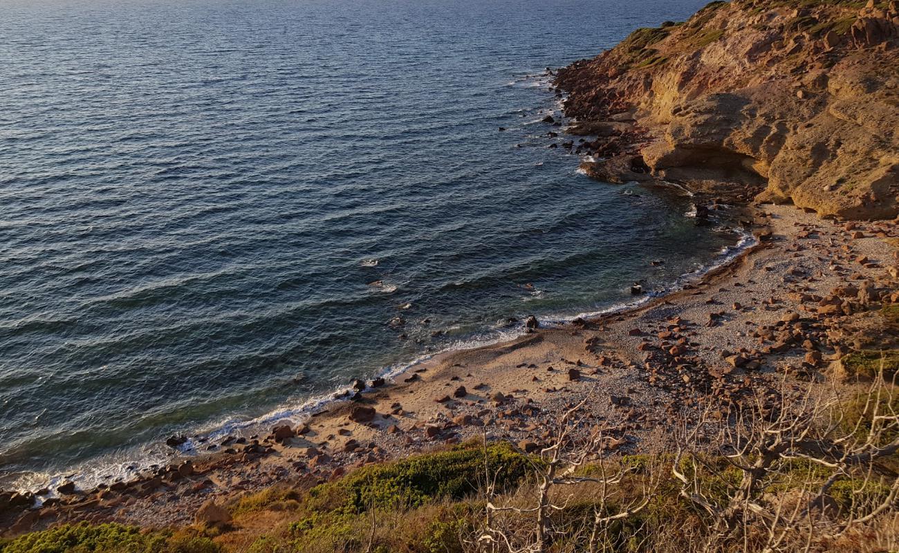 Photo de Spiaggia di Acqua Sa Canna avec galets bruns de surface