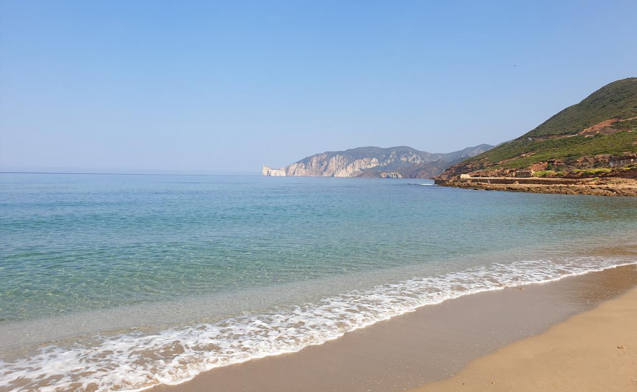 Photo de Plage de Fontanamare avec sable fin et lumineux de surface