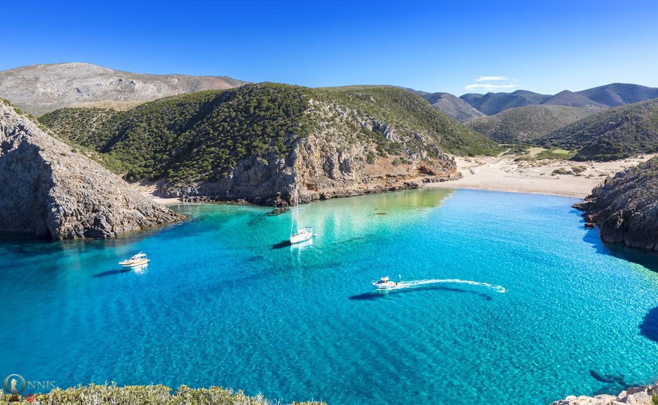 Photo de Plage de Cala Domestica avec sable beige de surface