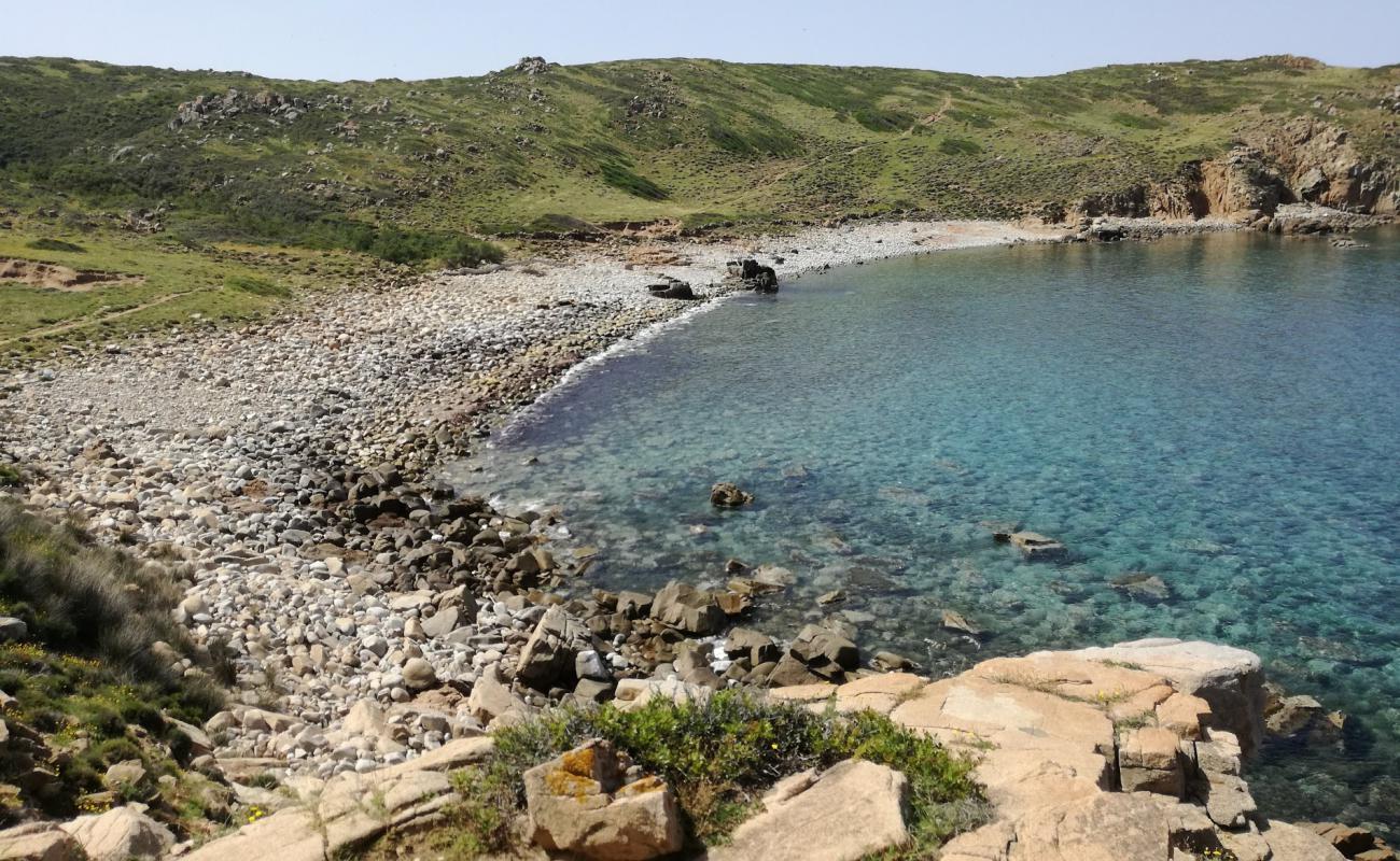 Photo de Cala is Tramatzus avec galets beige de surface