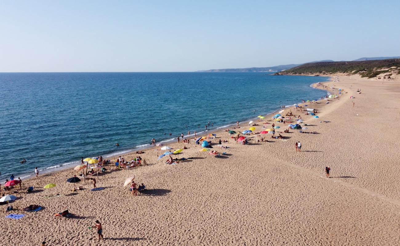 Photo de Plage de Piscinas avec sable fin et lumineux de surface