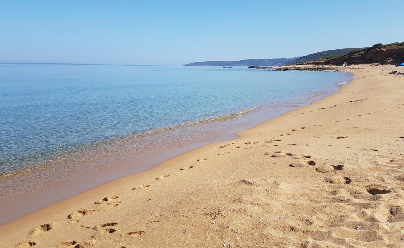 Photo de S'acquedda beach avec sable lumineux de surface