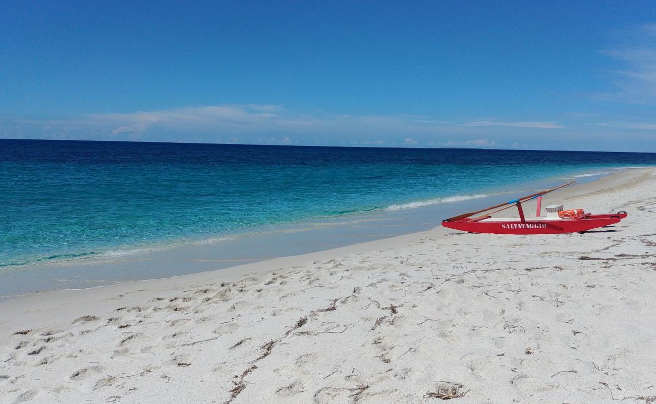 Photo de Plage de Maimoni avec sable fin et lumineux de surface