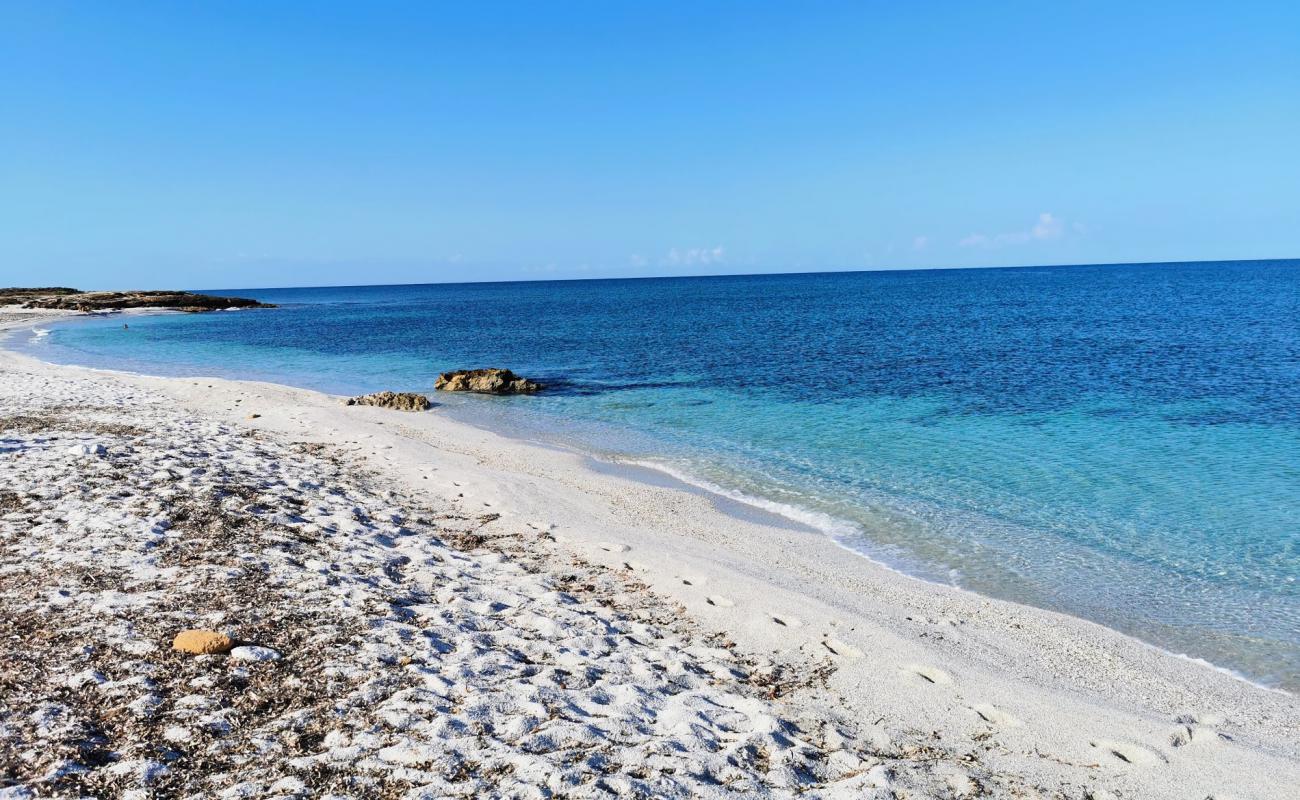 Photo de Spiaggia di Su Crastu Biancu avec sable blanc de surface