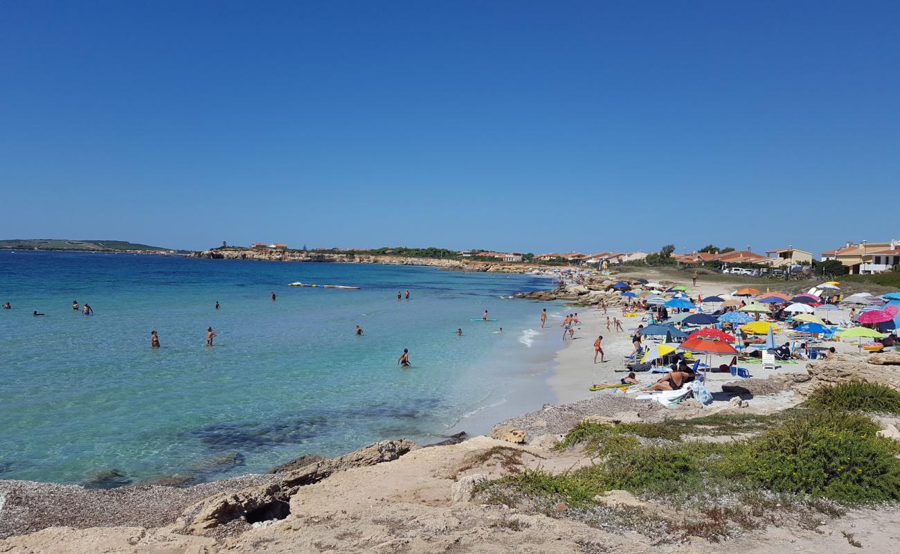 Photo de S'arena Scoada avec sable fin et lumineux de surface