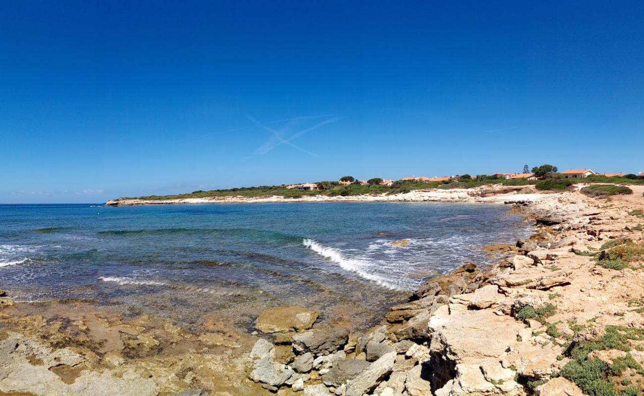 Photo de Spiaggia di Mandriola avec sable brillant et rochers de surface