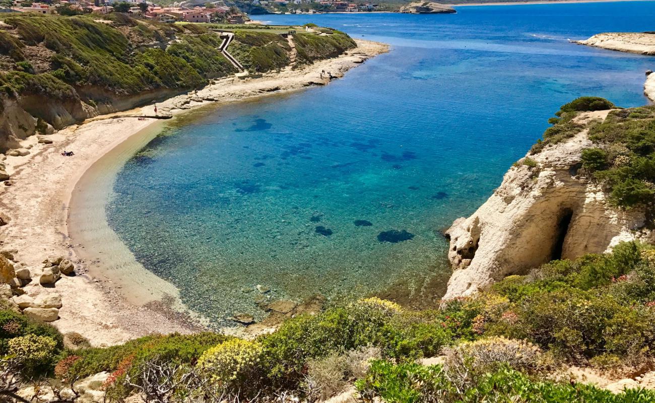 Photo de Arco beach avec sable brillant et rochers de surface