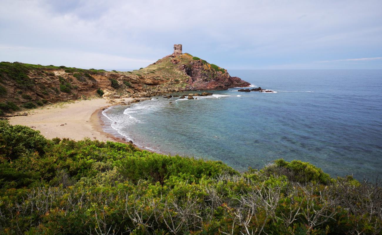 Photo de Columbargia avec sable brillant et rochers de surface