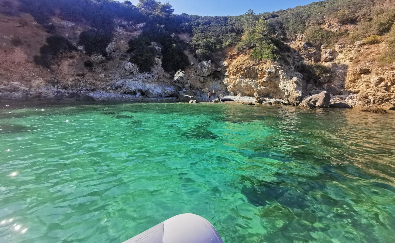 Photo de Cala Di Monte Tundu avec sable beige & pierres de surface