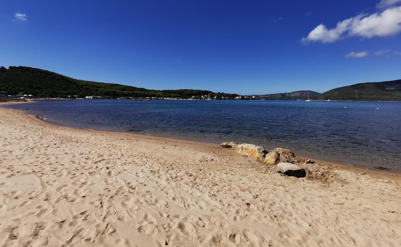 Photo de Spiaggia Baia delle Ninfee avec sable beige de surface