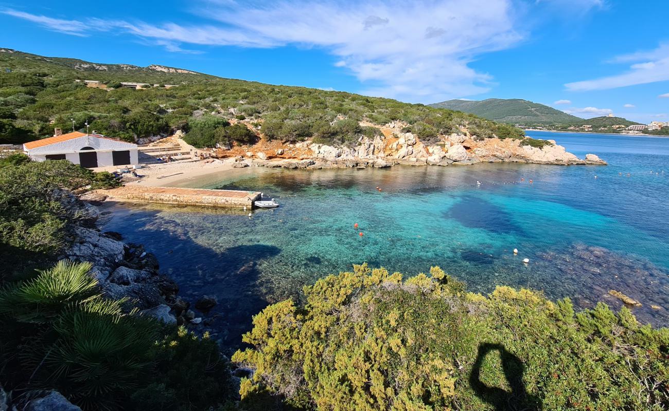 Photo de Cala Dragunara avec sable lumineux de surface