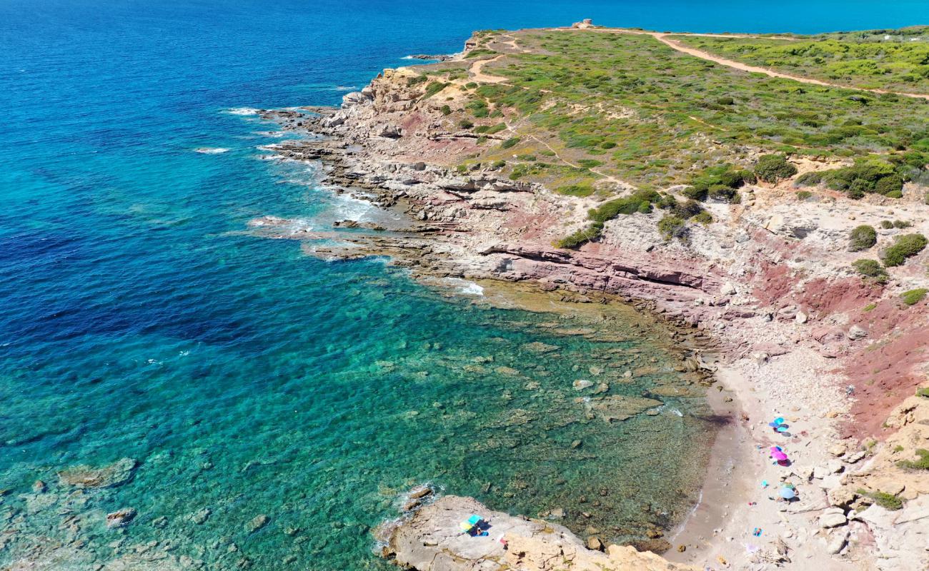 Photo de Cala Bantine Sale avec sable gris avec roches de surface