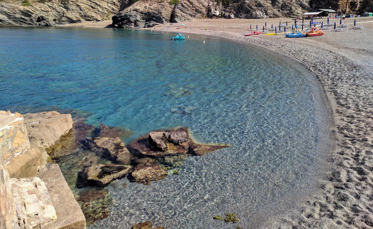 Photo de Cala dell'Argentiera avec sable gris avec caillou de surface