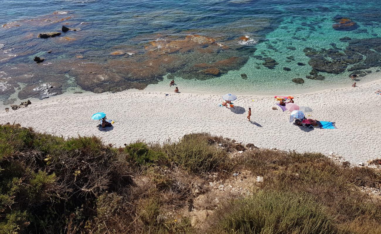 Photo de Spiaggia Di Rena Majore avec sable beige & galets de surface