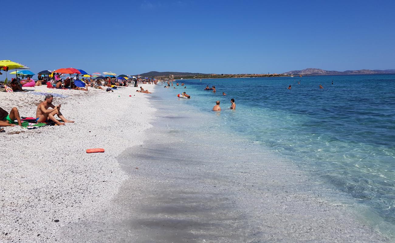 Photo de Spiaggia delle Saline avec caillou fin blanc de surface