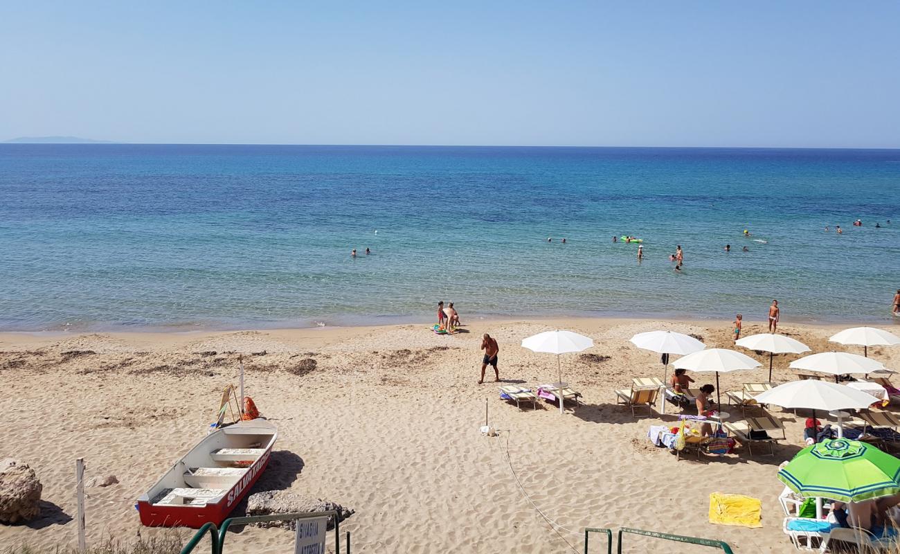 Photo de Spiaggia lu Bagnu avec sable beige & pierres de surface