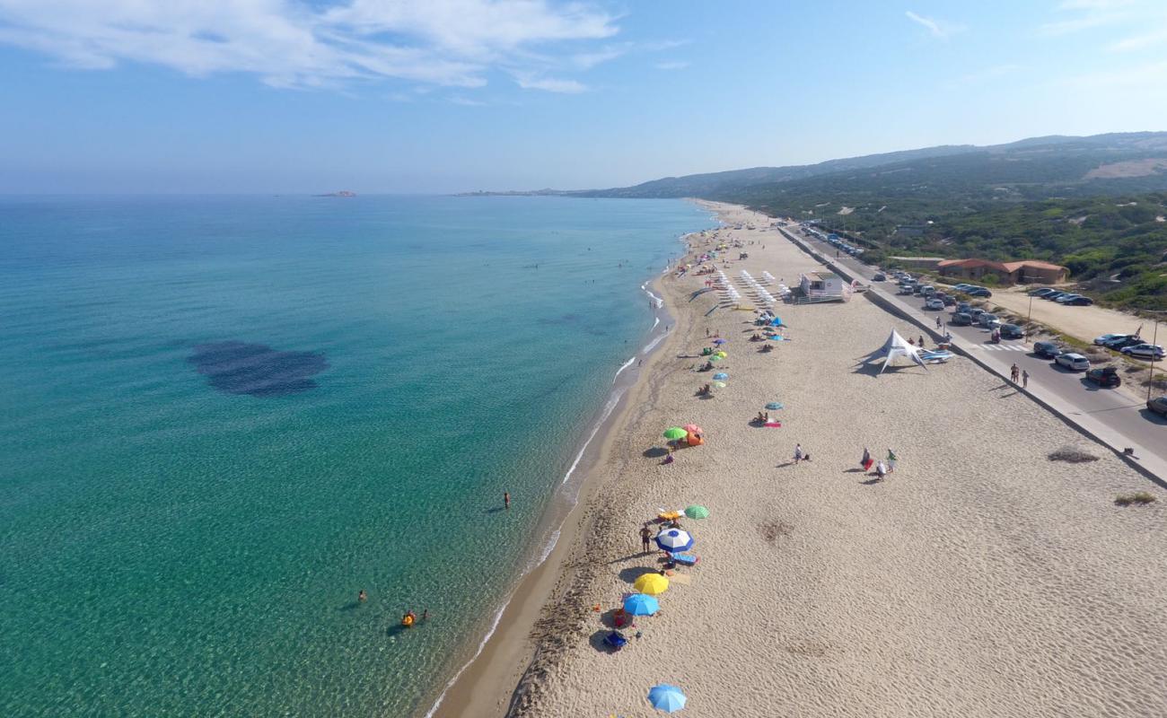 Photo de Plage de Junchi di Badesi avec sable lumineux de surface