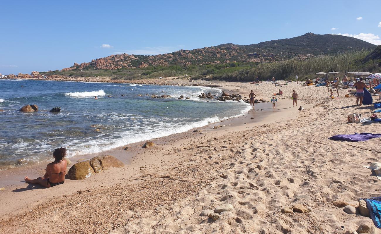 Photo de Spiaggia di Cala Canneddi avec sable beige & pierres de surface