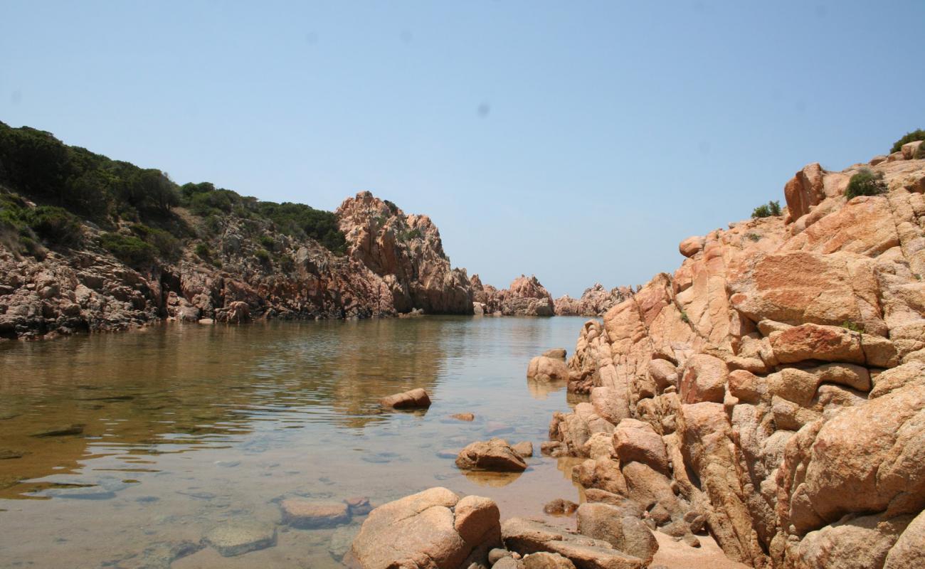 Photo de Porto La Cruzitta avec sable brun avec roches de surface