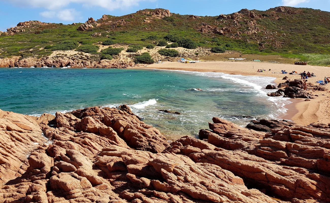 Photo de Cala Sarraina avec petits galets beige de surface