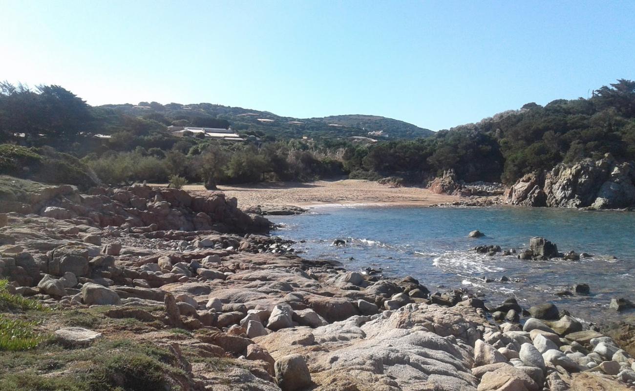 Photo de Spiaggia del Villaggio di Portobello avec sable brun de surface