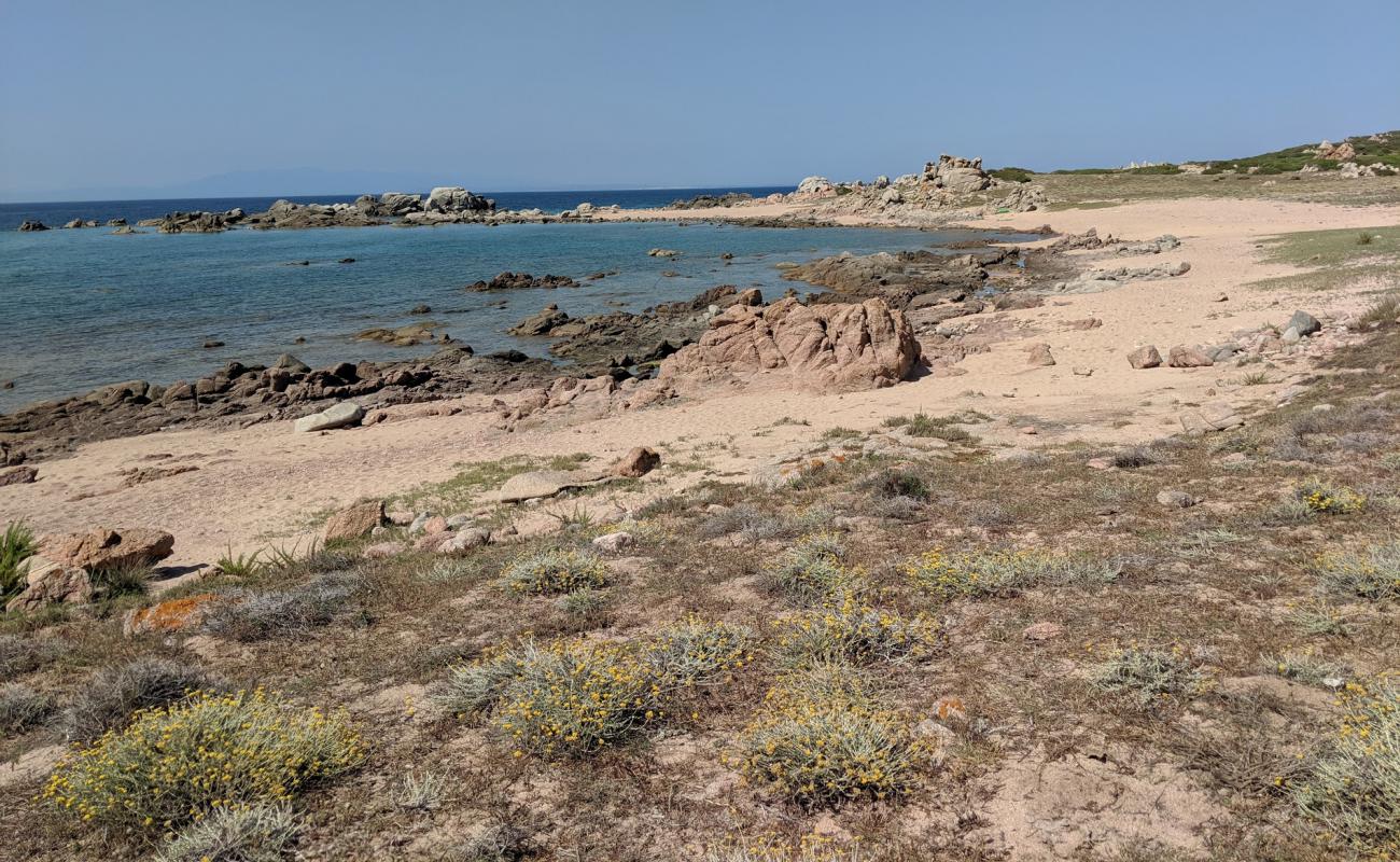 Photo de Li Cossi beach avec sable brun & rochers de surface