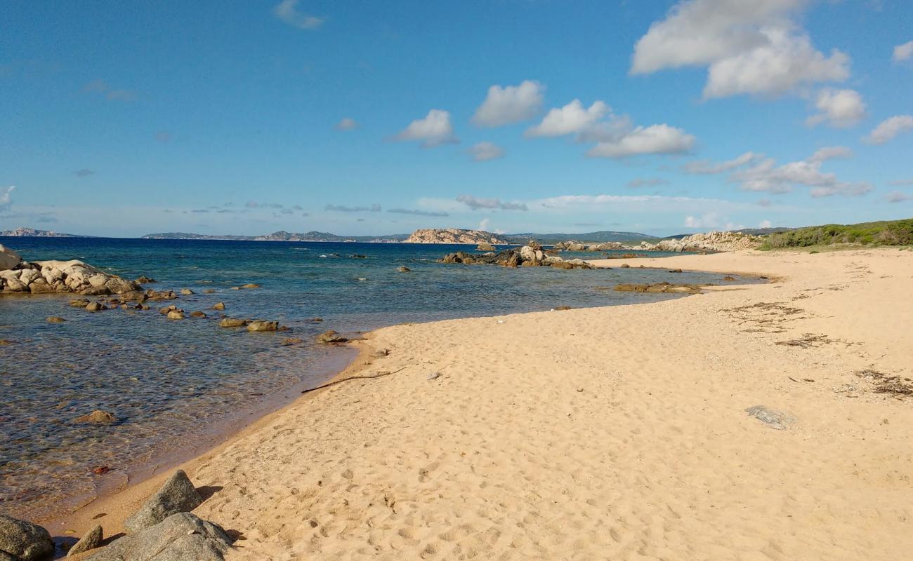 Photo de Spiaggia Rio Li Sardi avec sable beige & pierres de surface