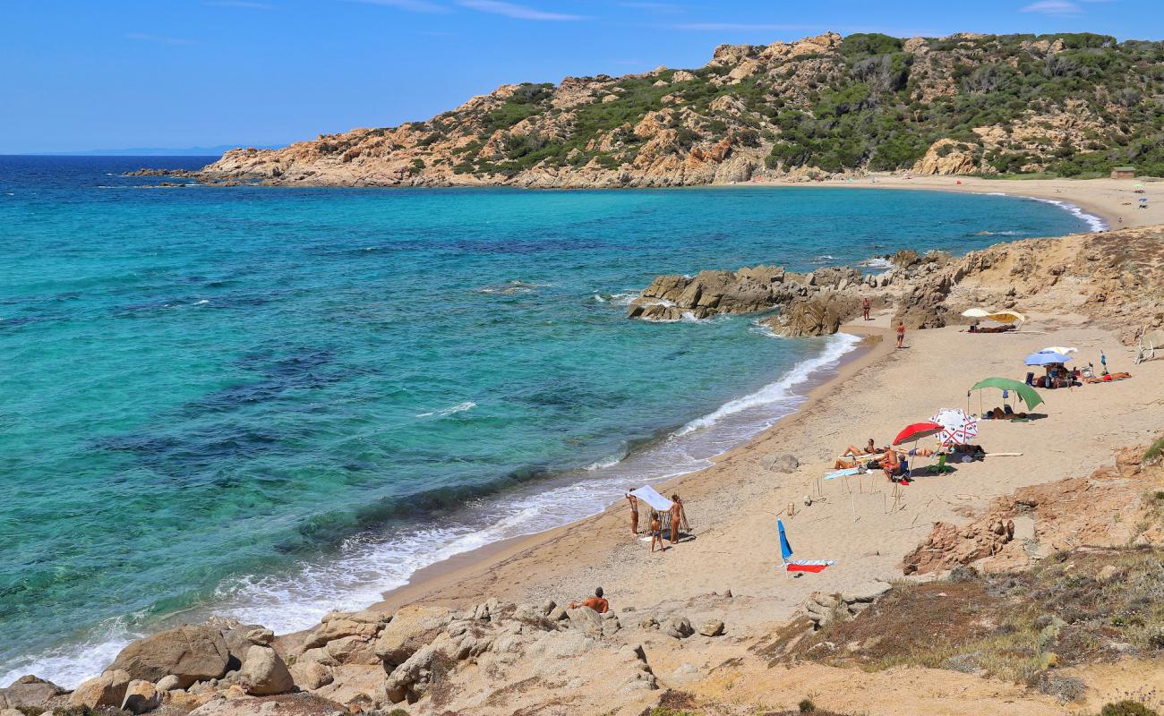 Photo de Spiaggia Monti Russu avec sable brun de surface
