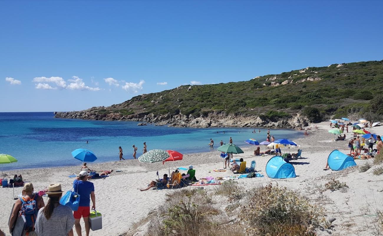 Photo de Spiaggia Lu Pultiddolu avec sable gris de surface