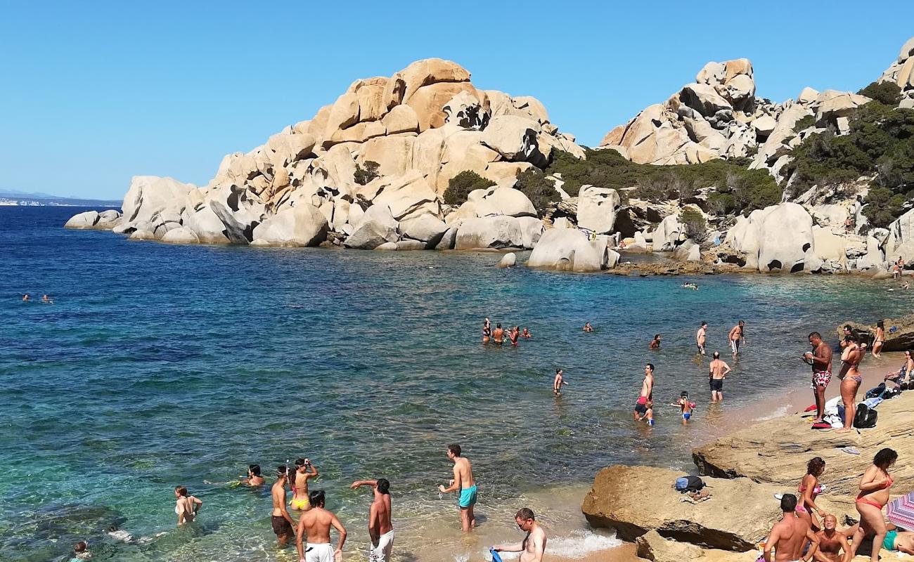 Photo de Spiaggia di Cala Spinosa avec sable beige & pierres de surface