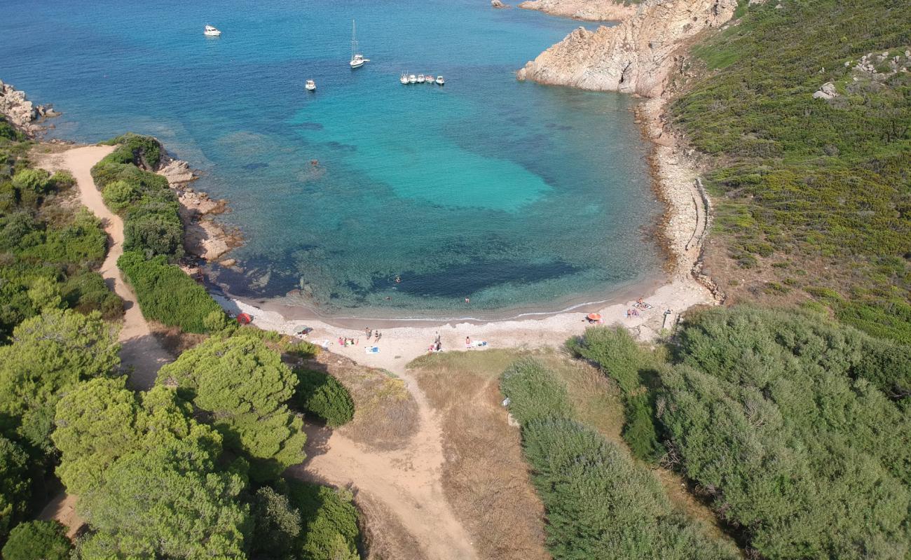 Photo de Spiaggia Cala Sambuco avec sable beige de surface