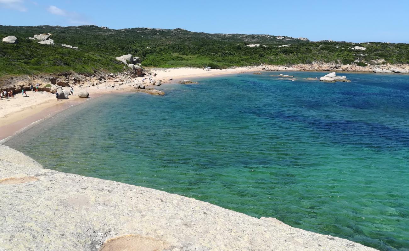 Photo de Spiaggia La Licciola avec sable beige de surface