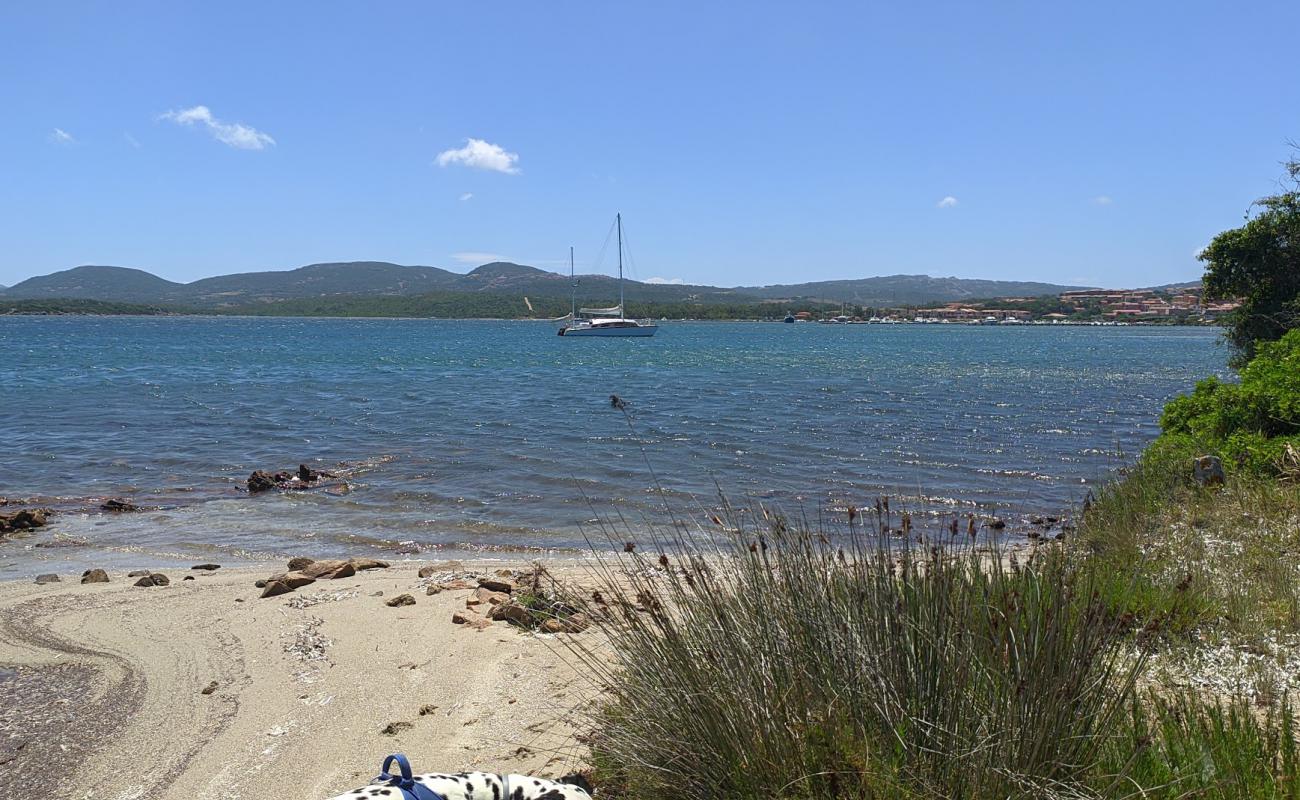 Photo de Spiaggia La Conchiglia avec sable beige de surface